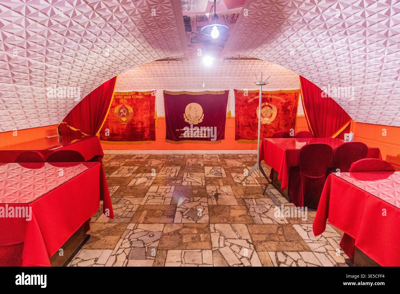 TIRASPOL, TRANSNISTRIE - 3 MAI 2023 : cantine intérieure de l'URSS à Tiraspol, capitale de la Transnistrie. La cantine est décorée dans un style communiste. Banque D'Images
