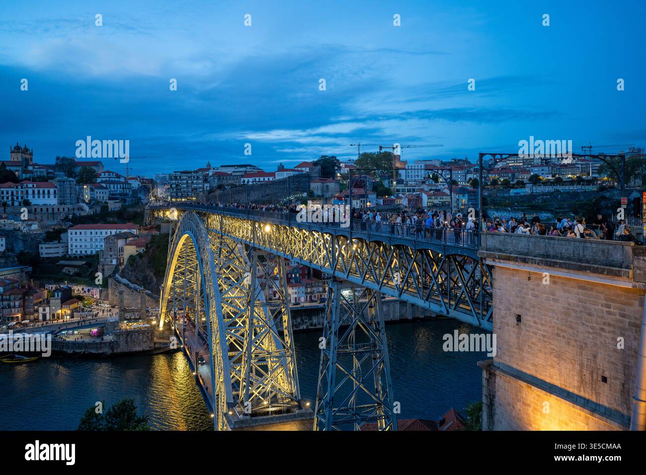 Porto Portugal - 4 octobre 2024 : une grande foule de piétons et de touristes traverse le pont Luís I au crépuscule à Porto Portugal Banque D'Images