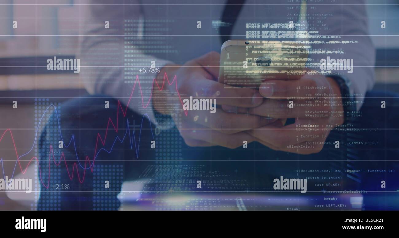 Tenant smartphone, homme en costume sombre analysant les graphiques de marché rouge bleu et les superpositions de code dans le hall Banque D'Images