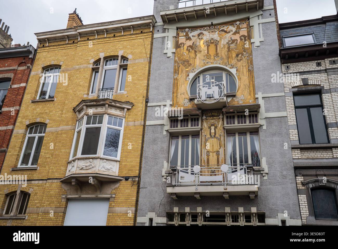 Vue extérieure de la célèbre Maison Cauchie à Etterbeek, Bruxelles. La façade Art Nouveau, dessinée par Paul Cauchie en 1905, est entièrement décorée avec esprit Banque D'Images