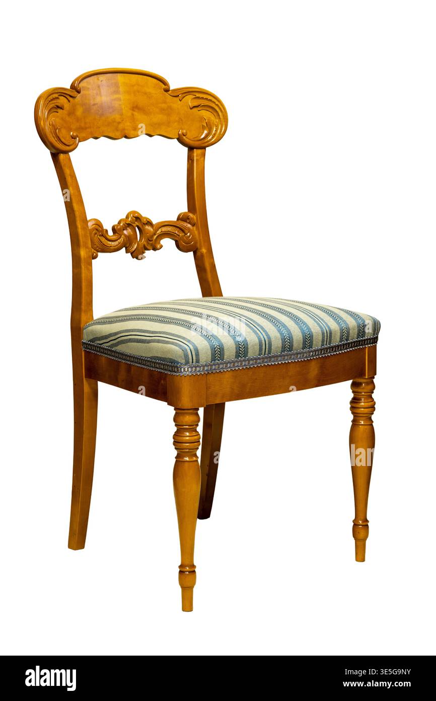 Élégante chaise en bois avec tissu rayé assis dans une pièce confortable apportant charme et confort Banque D'Images