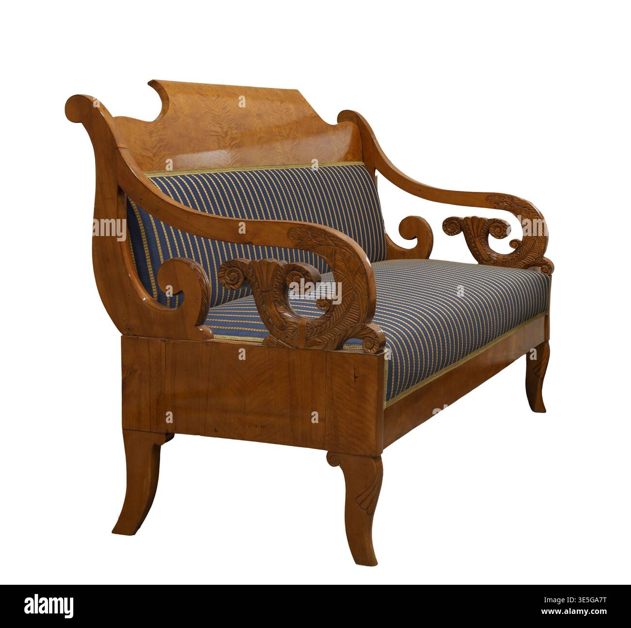 Élégant canapé vintage en bois avec sculptures complexes et rembourrage rayé dans des tons chauds Banque D'Images