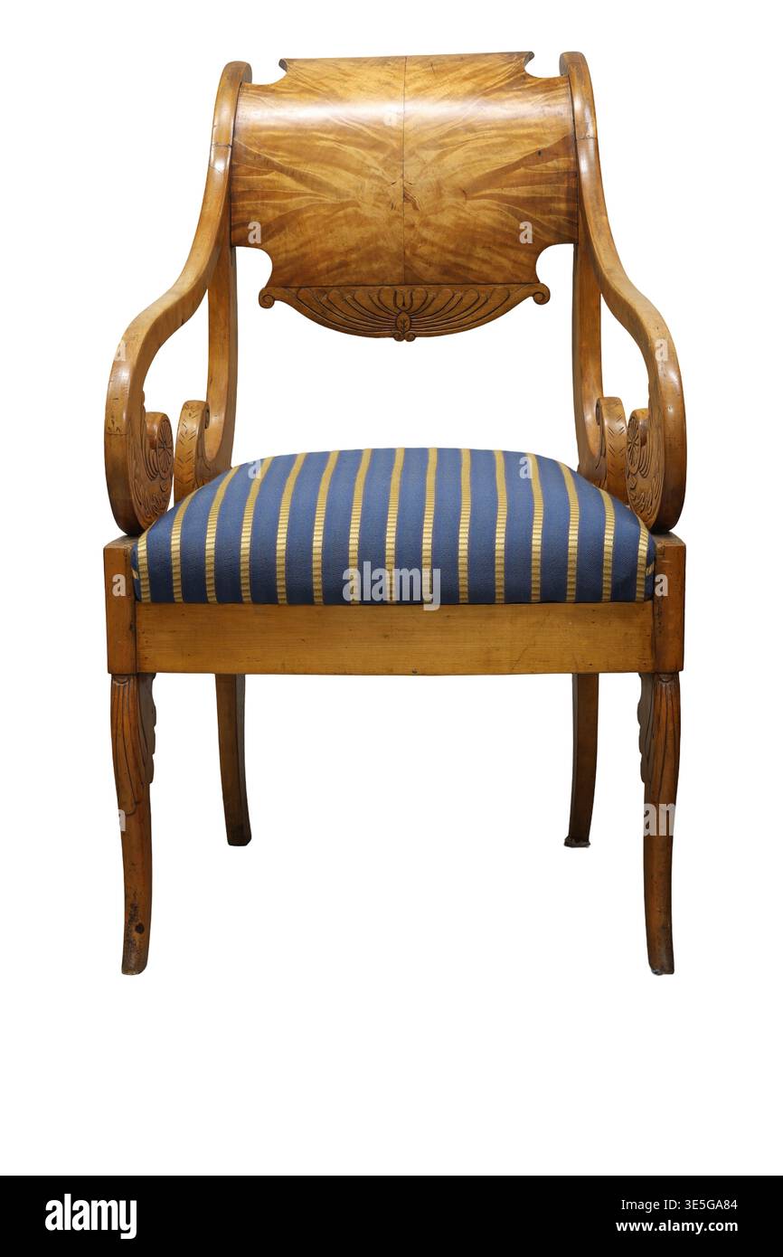 Belle chaise vintage avec un design élégant et un revêtement rayé bleu, mettant en valeur l'artisanat d'une époque révolue Banque D'Images