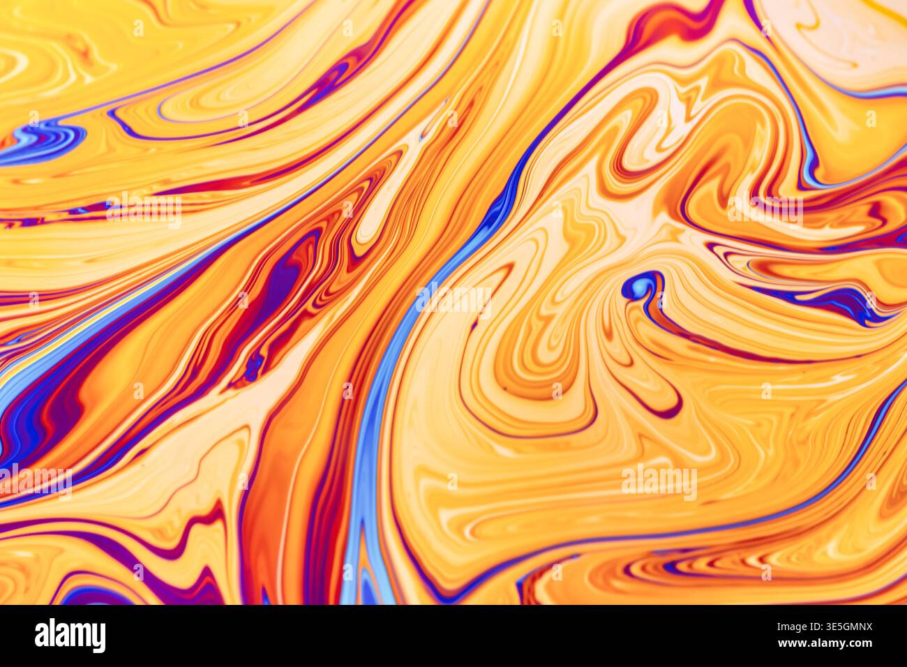 Véritable gros plan photographie d'une bulle de savon mouvements de surface comme une expérience scientifique montrant la réfraction de la lumière avec des formes et des formes colorées Banque D'Images