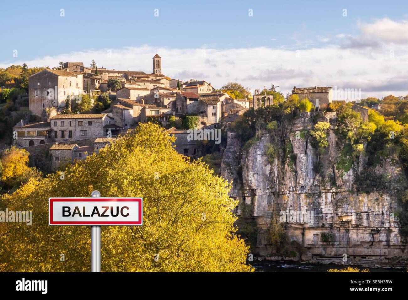 Village de Balazuc, reconnu patrimoine historique et membre de l'association des plus beaux villages de France. Illustration du panneau du village Banque D'Images