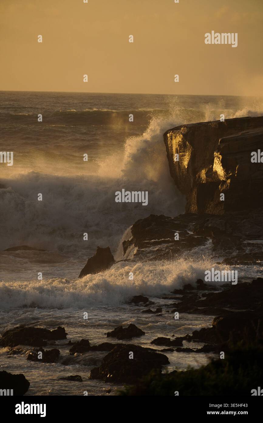 De longues vagues roulent dans la baie d'Imsouane, Maroc Banque D'Images