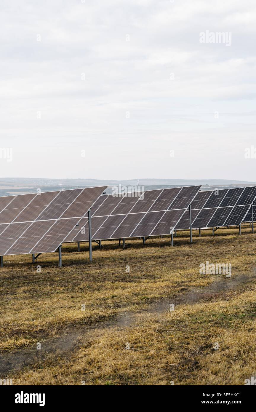 Les panneaux d'énergie solaire contemporains exposent la brillance et la structure sous la lumière du jour printanière paisible Banque D'Images