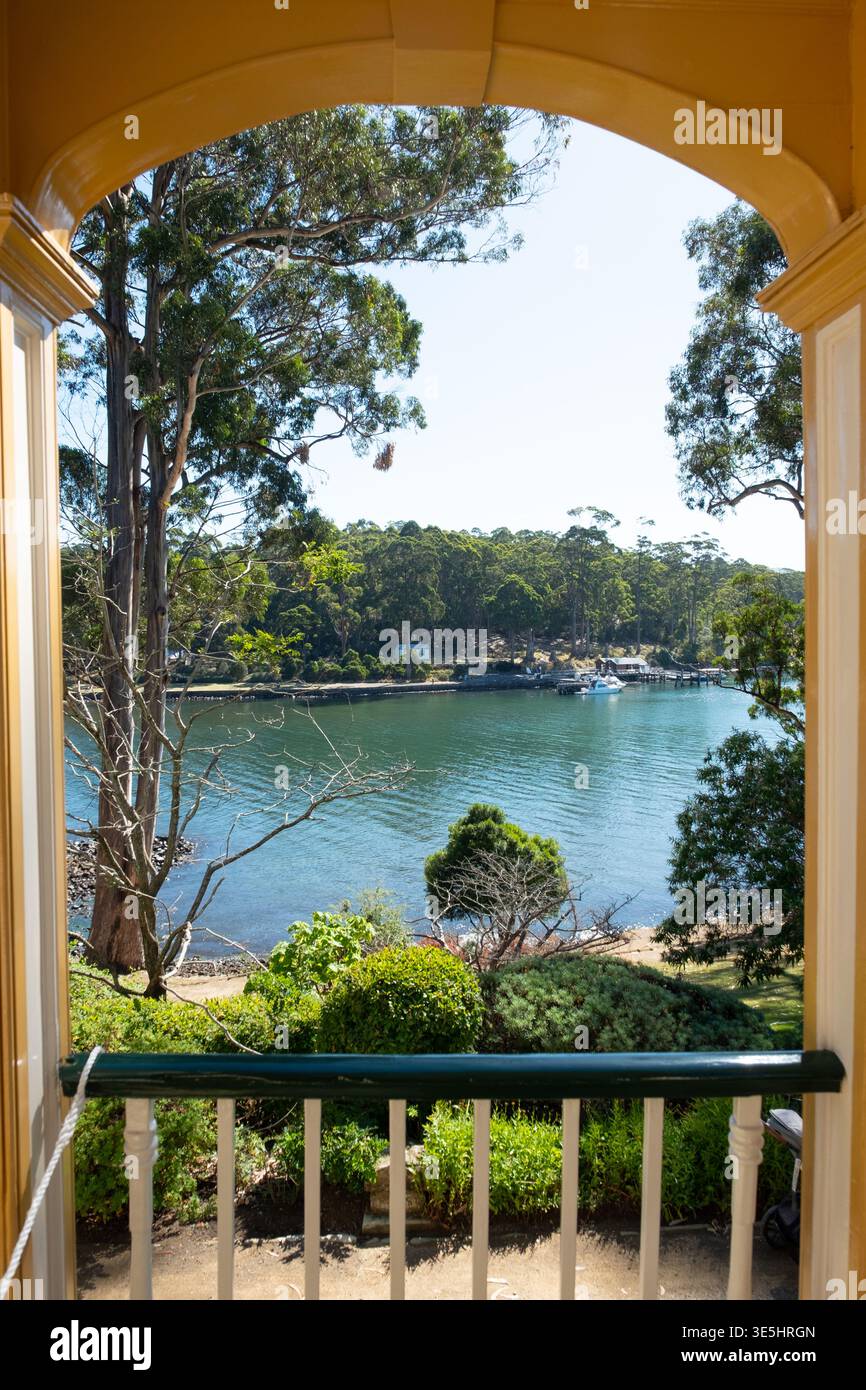 Vue du port de ferry depuis la maison du gouverneur, site historique de Port Arthur, Port Arthur, Tasmanie, Australie Banque D'Images