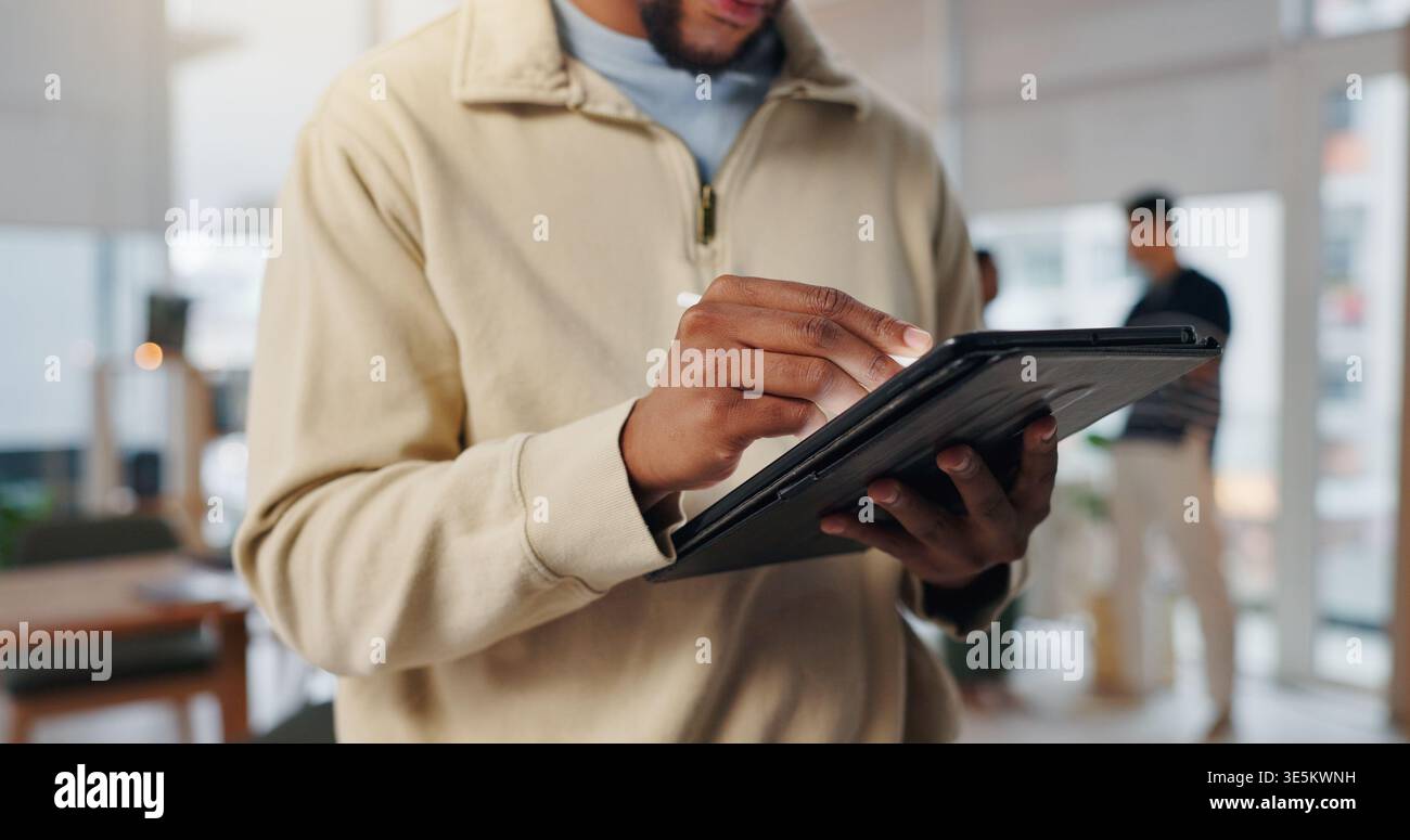 Homme, mains et écriture en agence avec tablette, stylet et projet créatif de planification pour le web design. Coworking, personne et designer numérique au bureau Banque D'Images