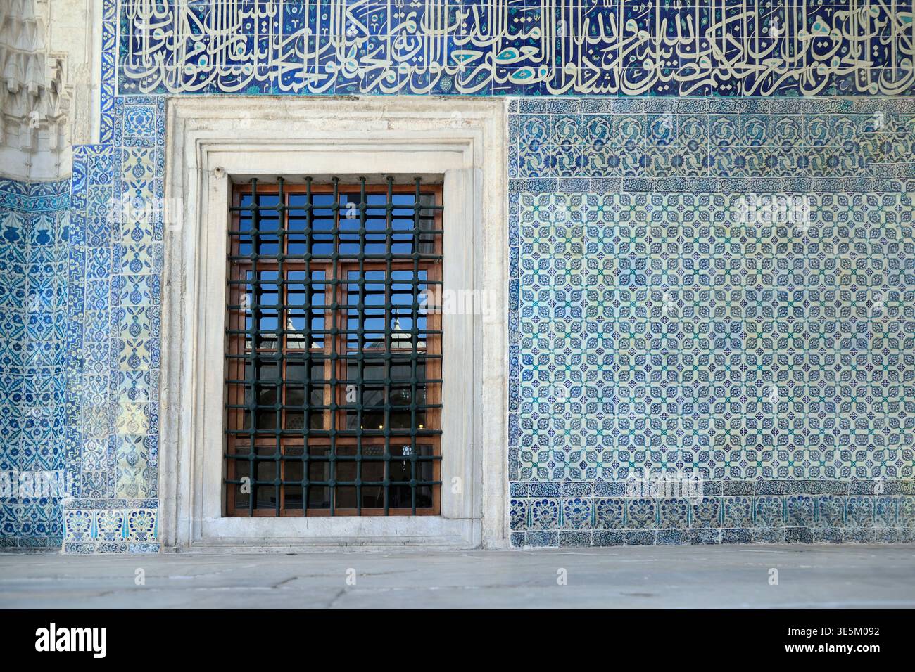 Carreaux de céramique Iznik avec calligraphie arabe et grille de fenêtre en fer dans la mosquée ottomane, Istanbul, Turquie Banque D'Images