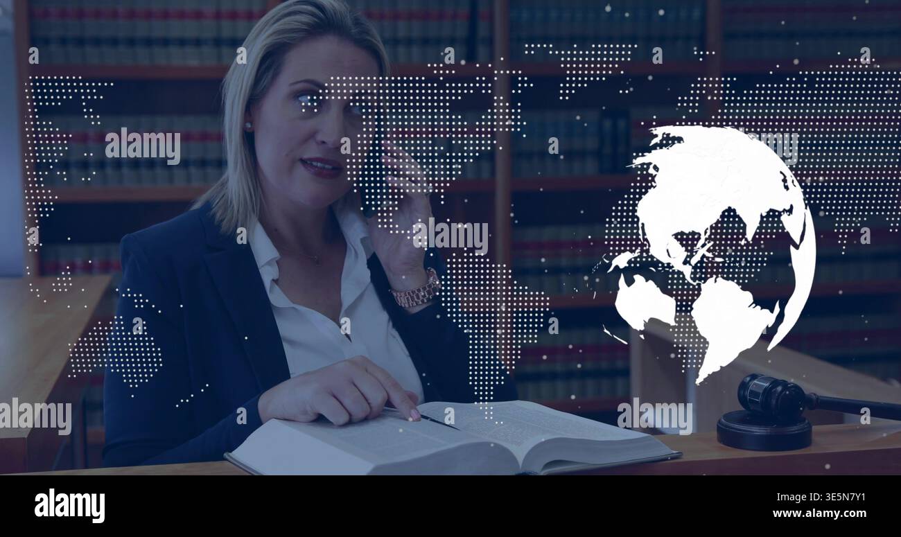Femme consultante dans le livre de blazer marine lisant à la bibliothèque de droit, tenant le téléphone, le marteau, la superposition de carte Banque D'Images