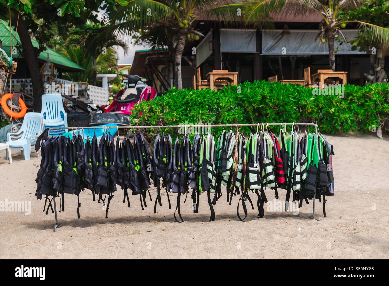 Gilets de sauvetage accrochés sur le rack sur la plage de sable près de location de sports nautiques sur Koh Samui Banque D'Images