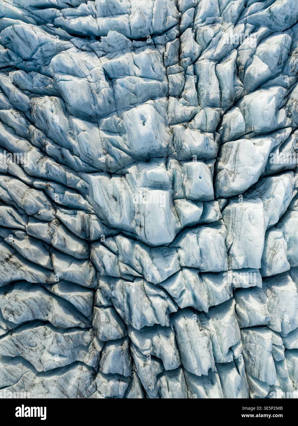 Vue aérienne du labyrinthe glacé du glacier, symphonie de bleus et blancs gravée dans le paysage, Fjallsarlon, Sveitarfélagið Hornafjörður, islandais Banque D'Images