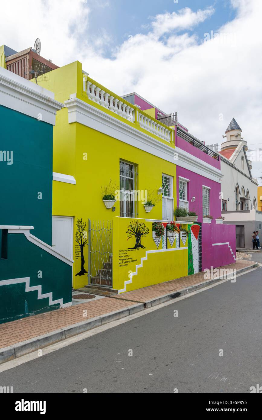 Le Cap, Afrique du Sud - 13 février 2026 : maisons colorées dans le quartier de Bo Kaap, un quartier historique connu pour son architecture dynamique et sa culture Banque D'Images