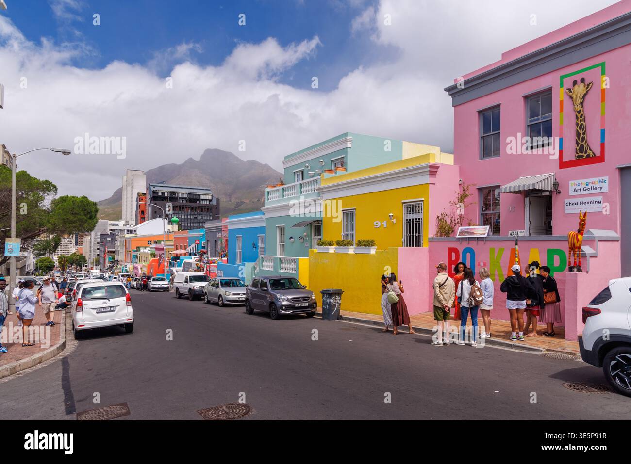 Le Cap, Afrique du Sud - 13 février 2026 : maisons colorées dans le quartier de Bo Kaap, un quartier historique connu pour son architecture dynamique et sa culture Banque D'Images