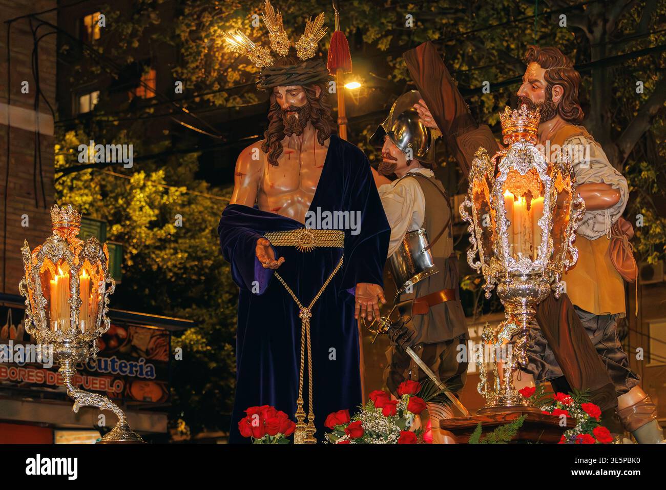 Christ, lumière du monde dans une tunique bleue et rayons dans le mystère du déni de Pierre. San Andres, Malaga, Andalousie. Valerio Tellez (2016) Banque D'Images