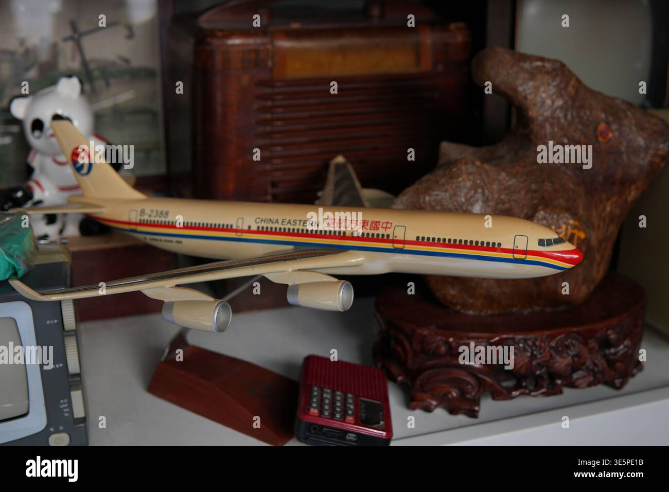 Qingdao mars 1 2026 China Eastern Airlines vintage model avion affichant sa livrée et les détails, reposant sur une étagère avec d'autres rétro et Banque D'Images