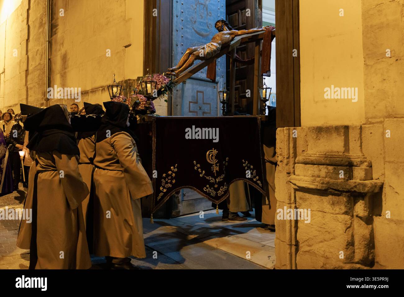 Jésus sur la croix entrant dans l'église de Santa Mara le 1er avril 2026 à Alcoy, Espagne Banque D'Images