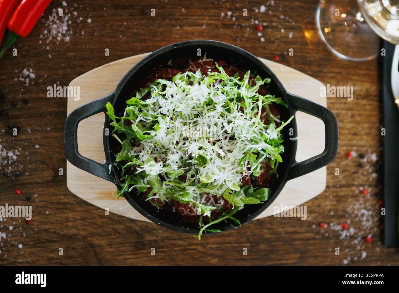 Pâtes de tomates crémeuses dans une poêle en fonte avec roquette Banque D'Images