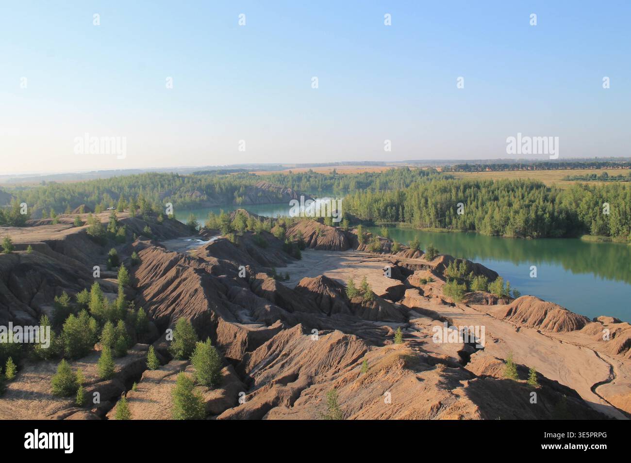 Paysage pittoresque de canyon avec lac et forêt turquoise, vue aérienne d'un terrain naturel unique Banque D'Images