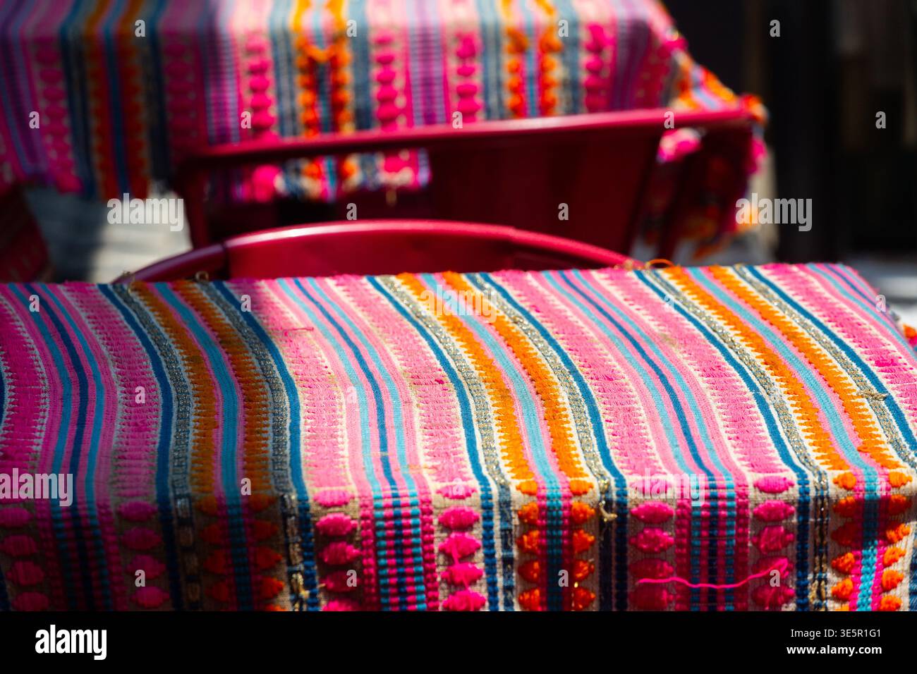 Nappes de style mexicain sous la lumière et l'ombre dans un cadre de restaurant. Banque D'Images