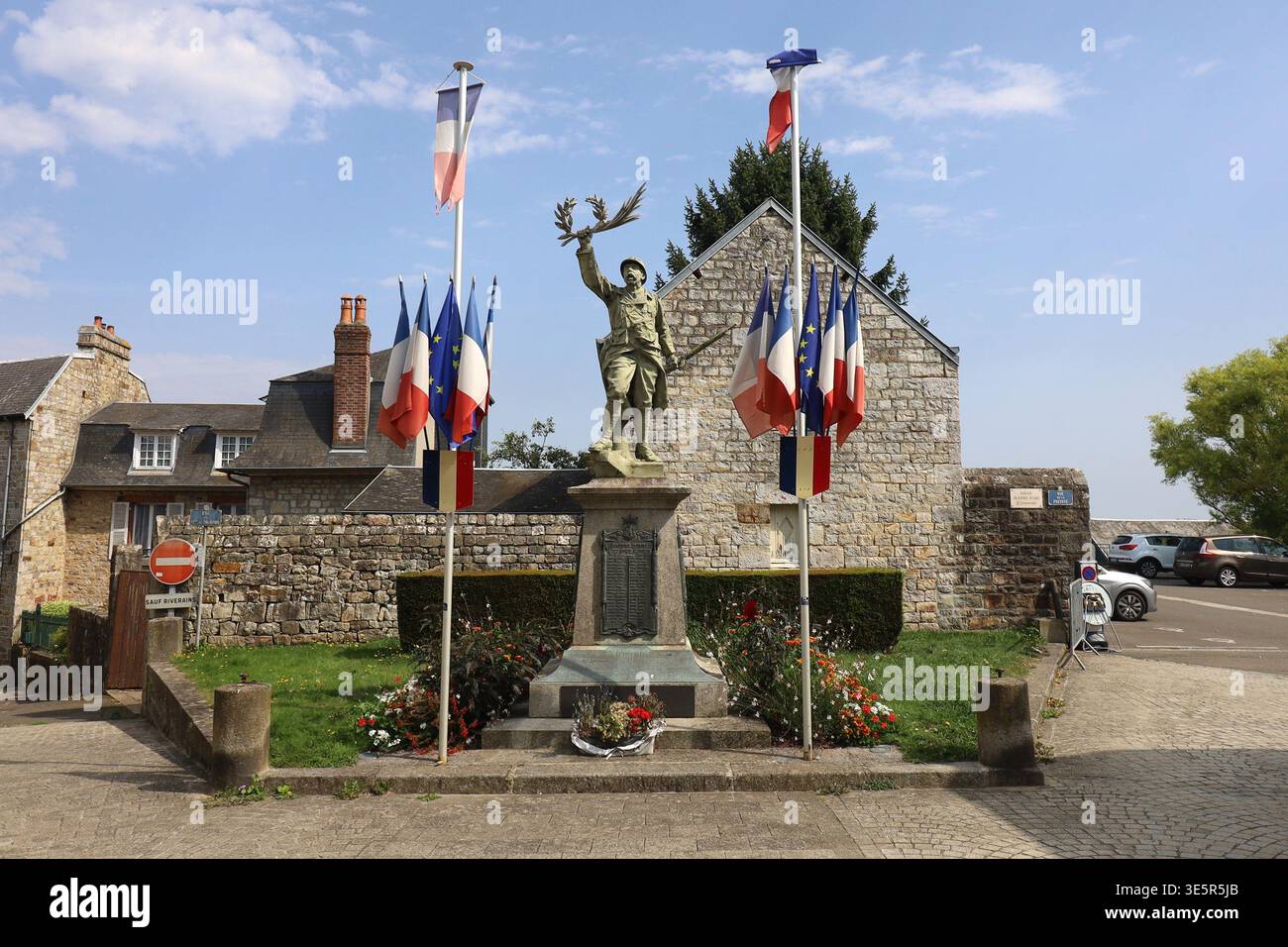 Mémorial de guerre, village de Domfront en Poiraie, Orne, France Banque D'Images