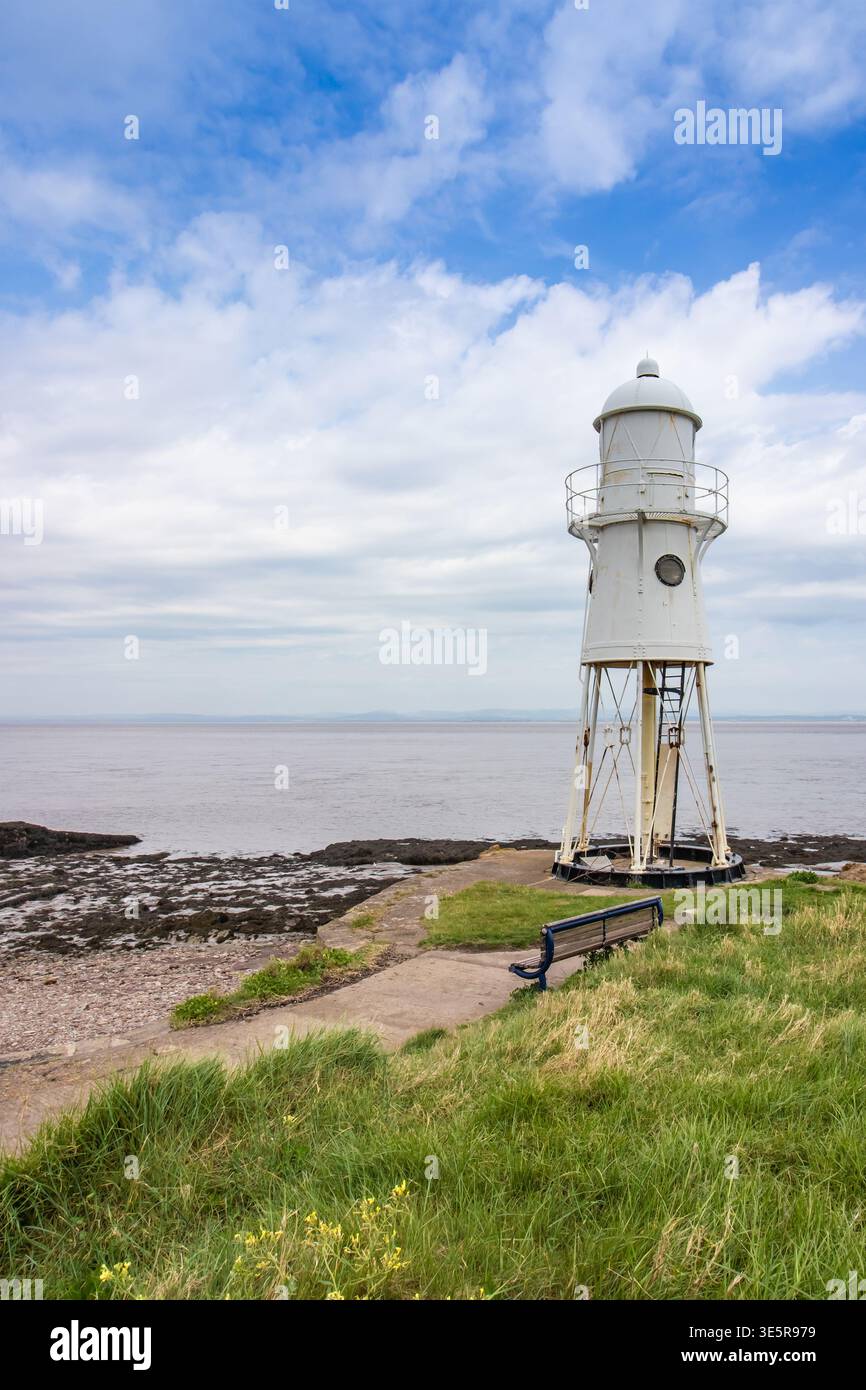 Phare de Battery point sur la rive rocheuse de Portishead Somerset Angleterre avec le canal Bristol et un ciel bleu nuageux en arrière-plan Banque D'Images