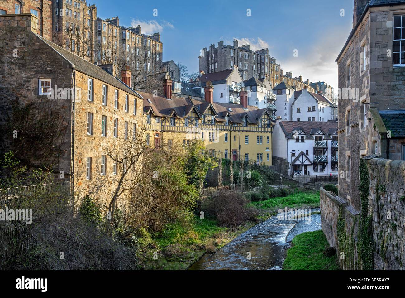 Eau de Leith, rivière qui traverse Dean Village, ancienne zone de mouture de grain au nord-ouest du centre-ville d'Édimbourg, Écosse, Royaume-Uni Banque D'Images