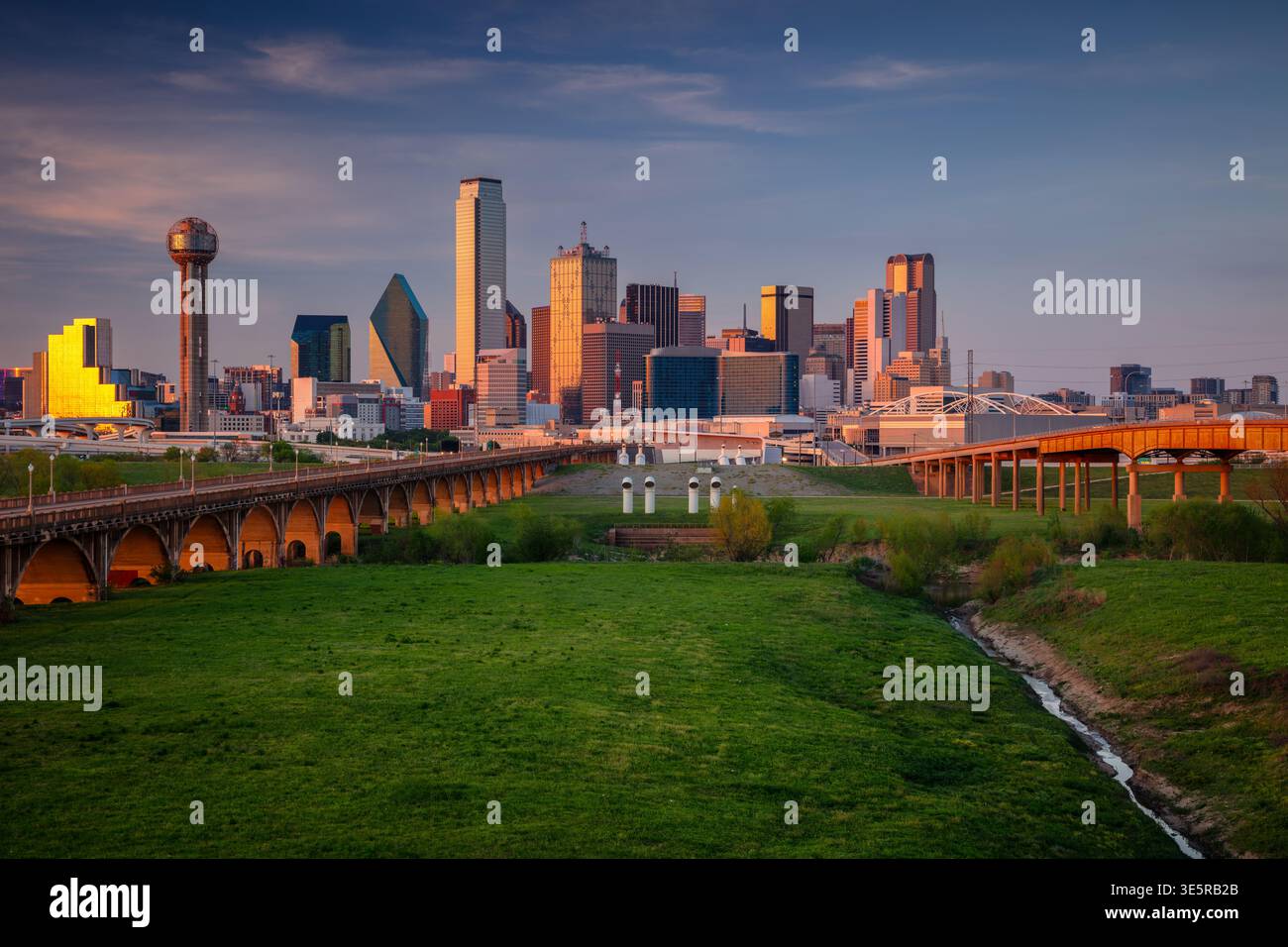 Dallas, Texas, États-Unis. Image de paysage urbain de Dallas, Texas au coucher du soleil au printemps. Banque D'Images