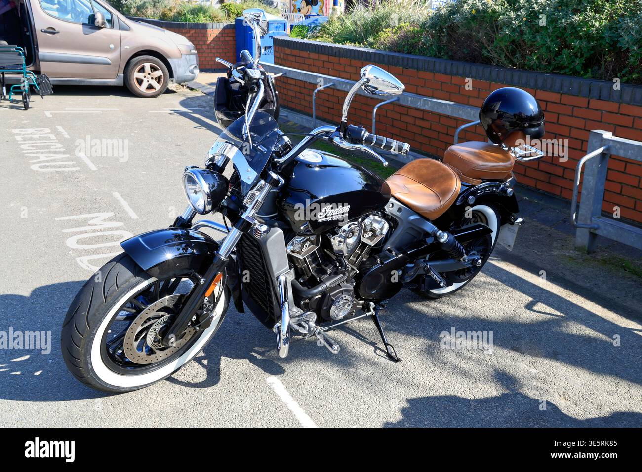 Moto Indian Scout moderne bien entretenue noire et chromée garée au bord de la route. Barry Island, Sout Wales, Royaume-Uni. Prise en mars 2026 Banque D'Images