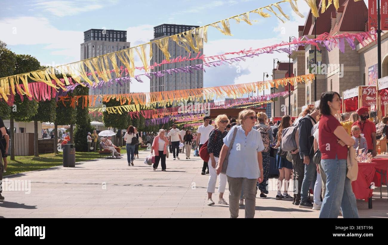 Moscou, Russie - 25 août 2025 : la foule profite d'un festival indien dynamique au parc d'attractions Dream Island à Moscou Banque D'Images