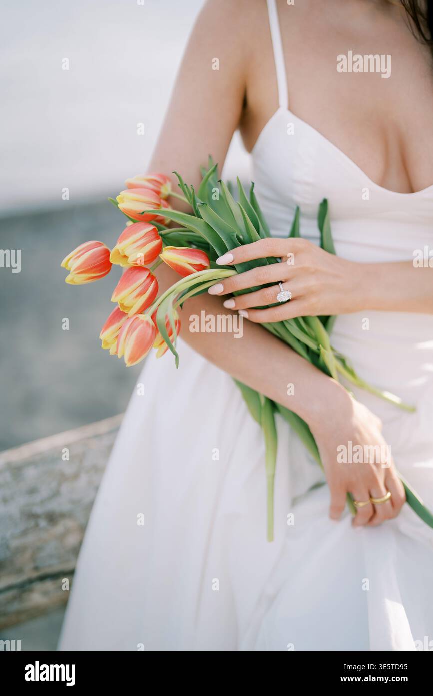 Mariée sereine en robe blanche avec brise marine et air de printemps Banque D'Images