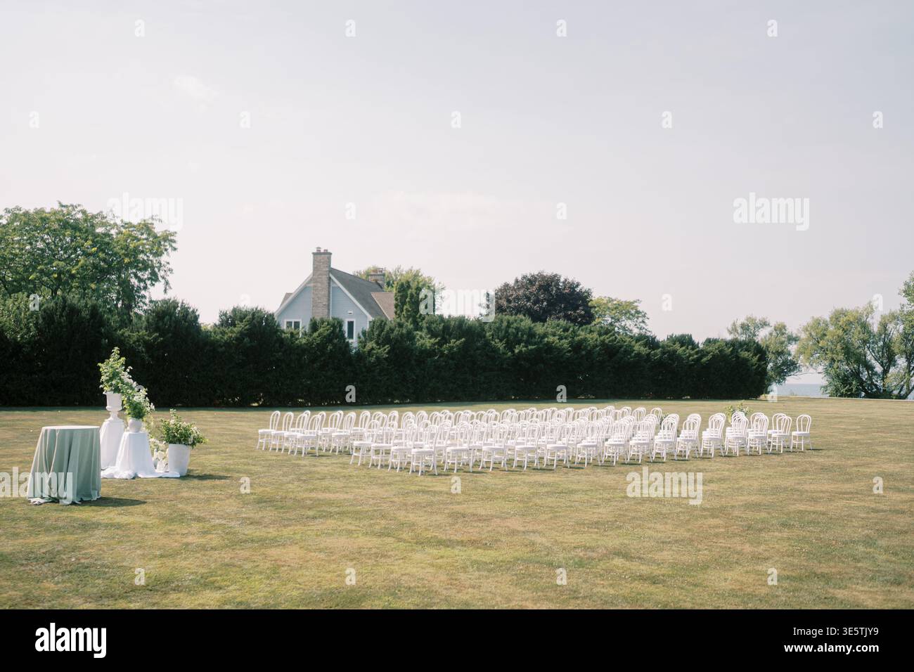 Configuration de cérémonie en plein air dans un jardin intime Banque D'Images