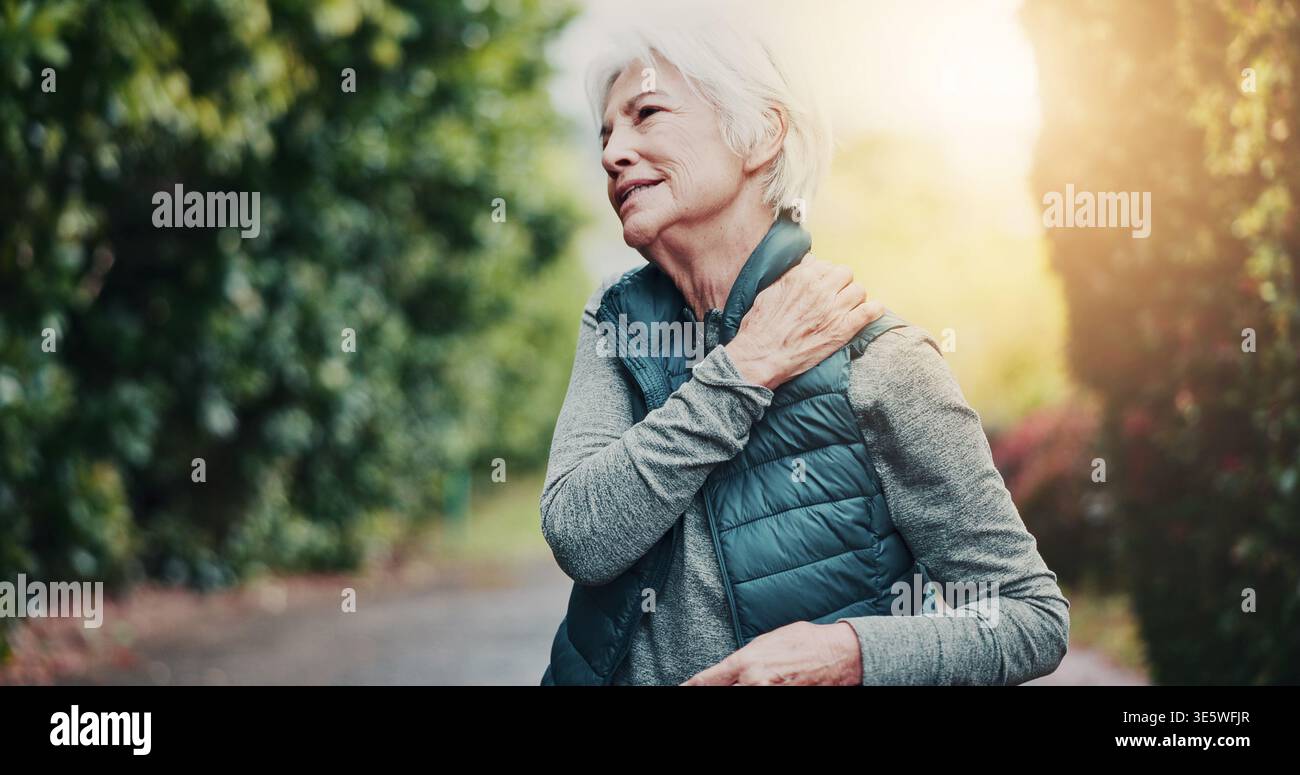 Extérieur, fitness et vieille femme avec douleur à l'épaule au parc, mal ou tension articulaire avec blessure d'entraînement. Espace, exercice et personne senior avec fatigue Banque D'Images