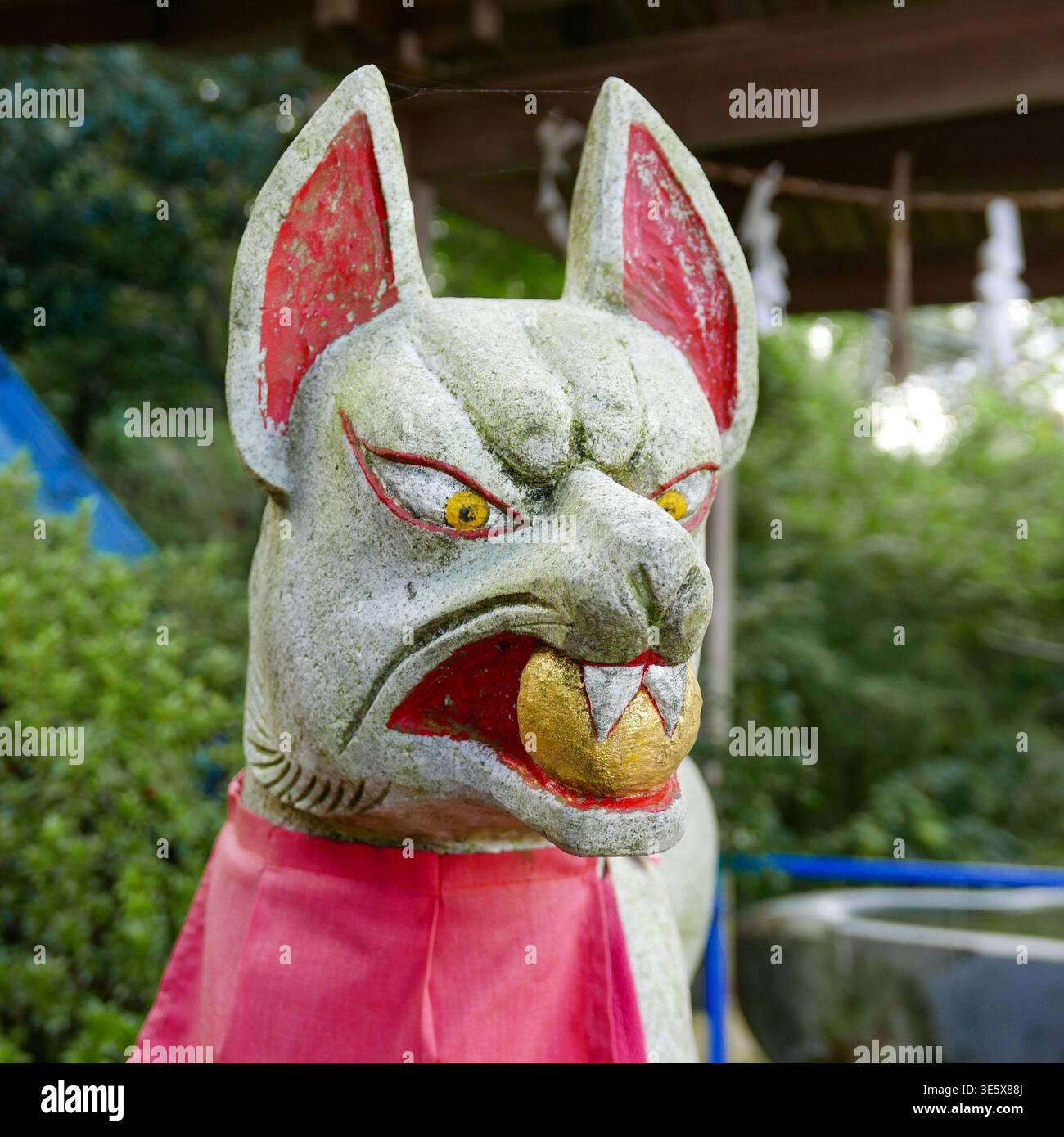 Japon, île de Kyushu : Sanctuaire Ukiha Inari dans la préfecture de Fukuoka. Statue d'un kitsune menaçant, un esprit renard appartenant à la famille yokai. Banque D'Images