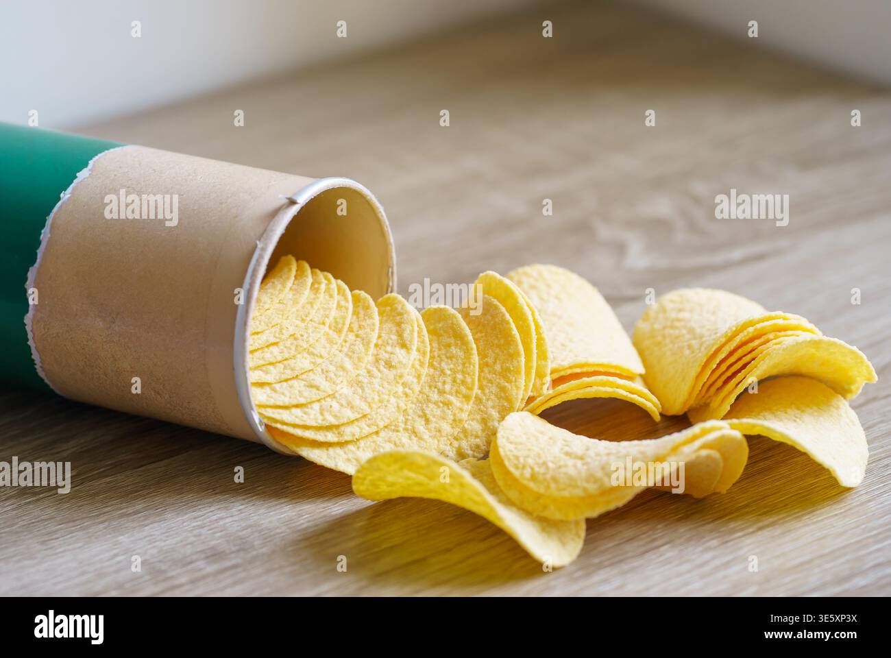 Pile de chips croustillantes dans un tube en carton, saveur salée classique, concept de snack, texture croustillante, photographie alimentaire en gros plan Banque D'Images