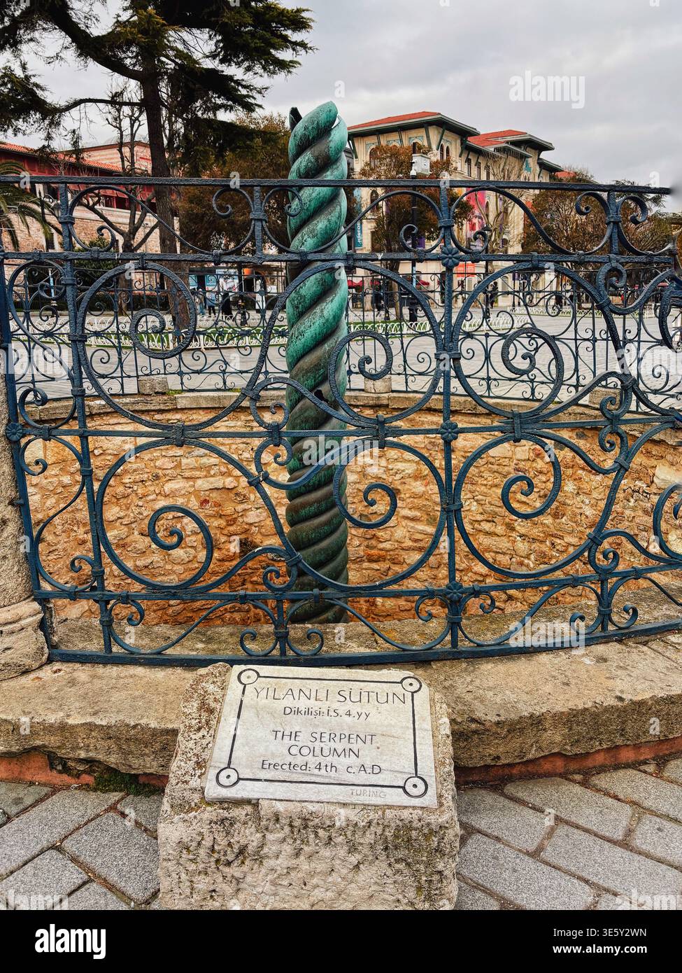 La colonne de Serpent à l'hippodrome de Constantinople, Istanbul, Turquie, ancien monument en bronze datant de 479 av. J.-C., photographié le 12 mars 2026. Banque D'Images