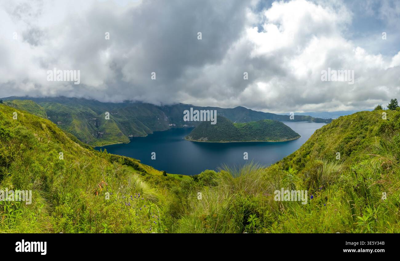 Laguna de Cuicocha avec l'île dans le lac de cratère, Équateur. Banque D'Images