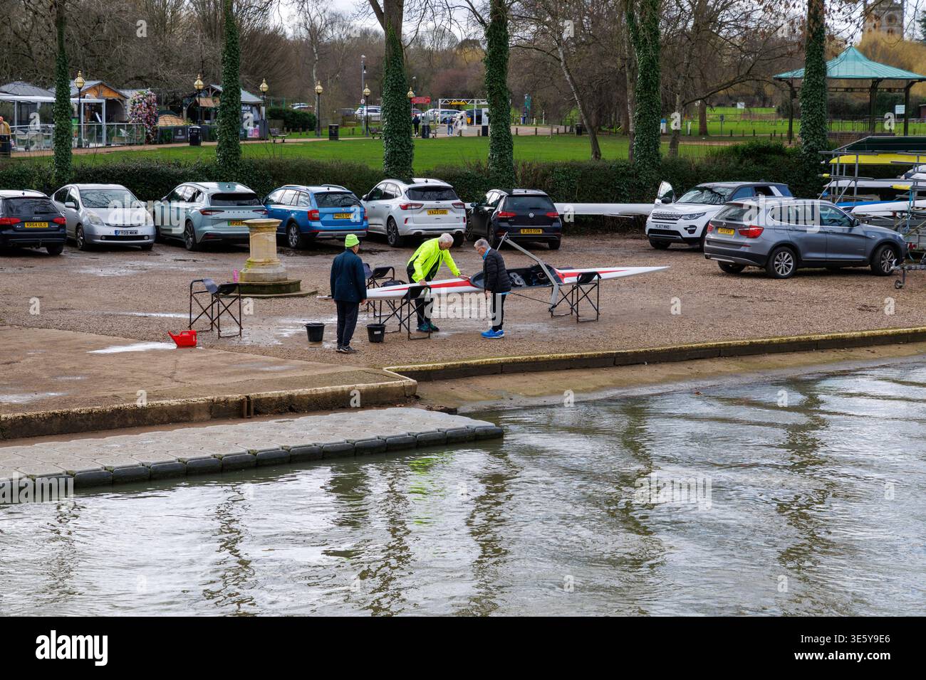 Préparation de la coque un skiff d'aviron pour la course le long de la rivière Avon à Stratford Banque D'Images