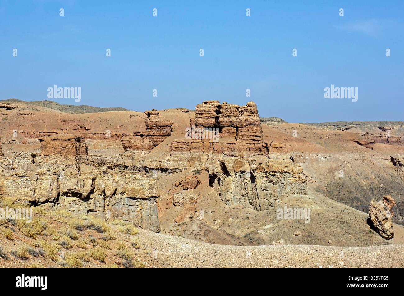 Anciens châteaux de grès à couches et crêtes rocheuses du Canyon Charyn s'élevant au-dessus du paysage désertique au Kazakhstan Banque D'Images