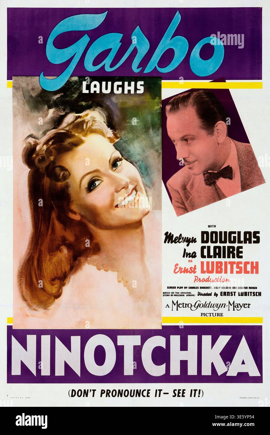 Cette affiche de film vintage de 1939 pour 'Ninotchka' représente Greta Garbo en train de rire, un moment remarquable car elle était célèbre pour ses rôles sérieux. L'affiche présente également une image de Melvyn Douglas et met en évidence la production de Metro-Goldwyn-Mayer dirigée par Ernst Lubitsch, faisant la promotion de la comédie romantique auprès du public. Banque D'Images