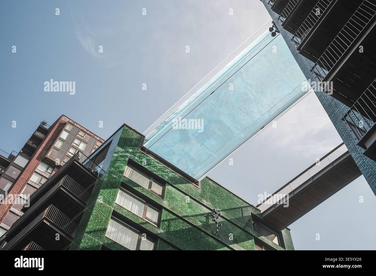 Regardant jusqu'à la Sky Pool, piscine, entre 2 bâtiments, Londres, Royaume-Uni, Banque D'Images