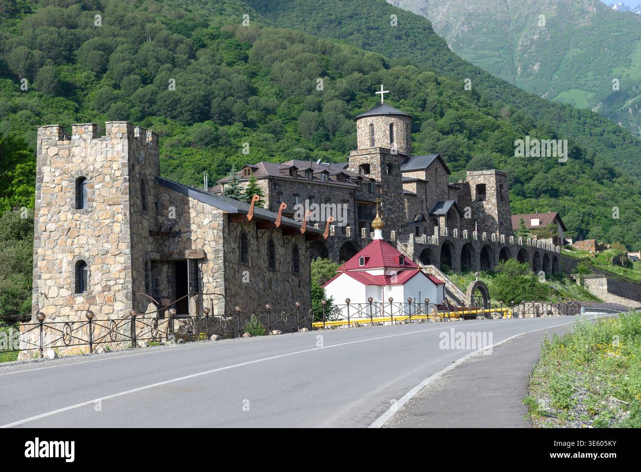 L'ancien monastère Alan Holy Dormition dans un paysage montagneux. Haute Fiagdon, Ossétie du Nord-Alania, Russie Banque D'Images