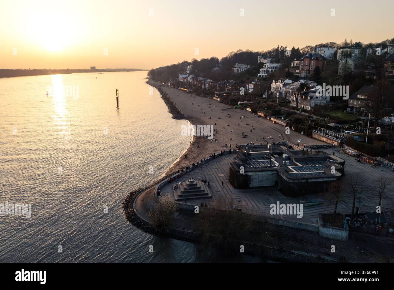 Photo aérienne par drone de la plage de l'Elbe à Övelgönne à Hambourg au coucher du soleil Banque D'Images