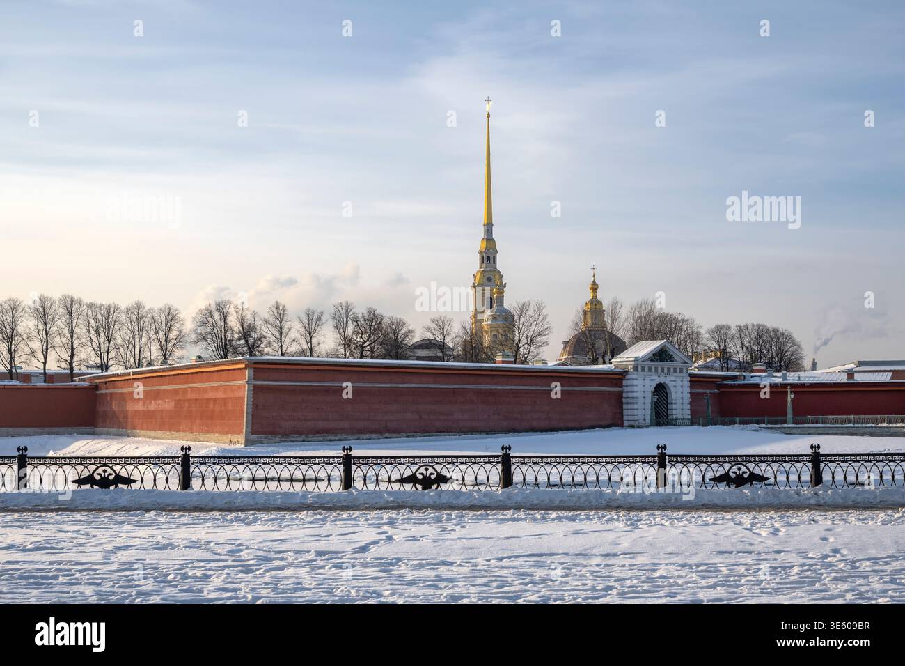– Porte de Jean à Pierre et Paul Fortress. Matin d'hiver dans le centre historique de Pétersbourg, Russie Banque D'Images