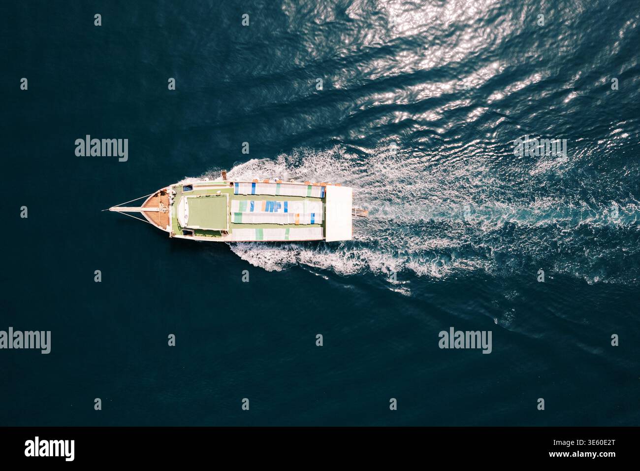 Vitesse des navires maritimes sur la surface scintillante de l'eau bleu foncé Banque D'Images