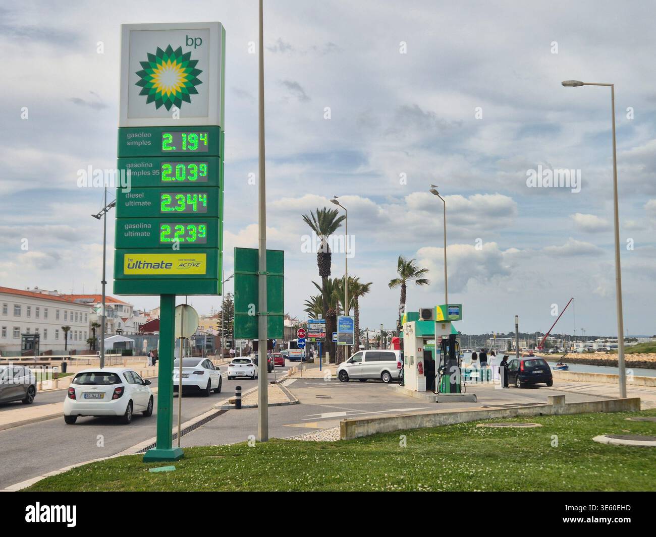 LAGOS, PORTUGAL - 25 MARS 2026 : TOTEM à la station-service BP affichant des prix supérieurs à 2 euros. Banque D'Images
