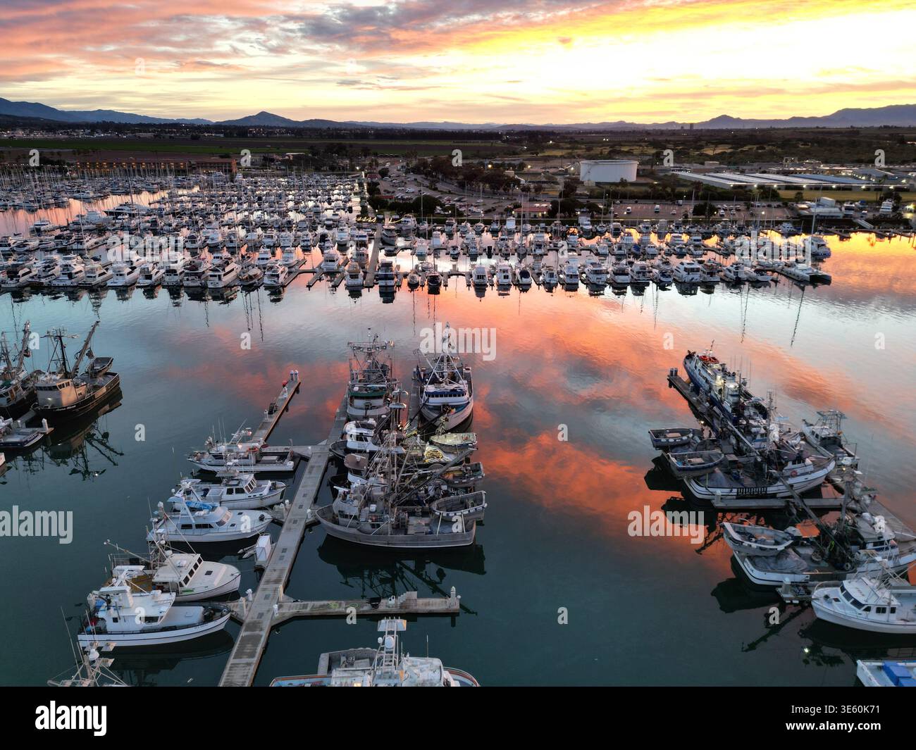Vue aérienne des reflets miroirs d'un lever de soleil et des bateaux amarrés dans le port de Ventura en Californie Banque D'Images