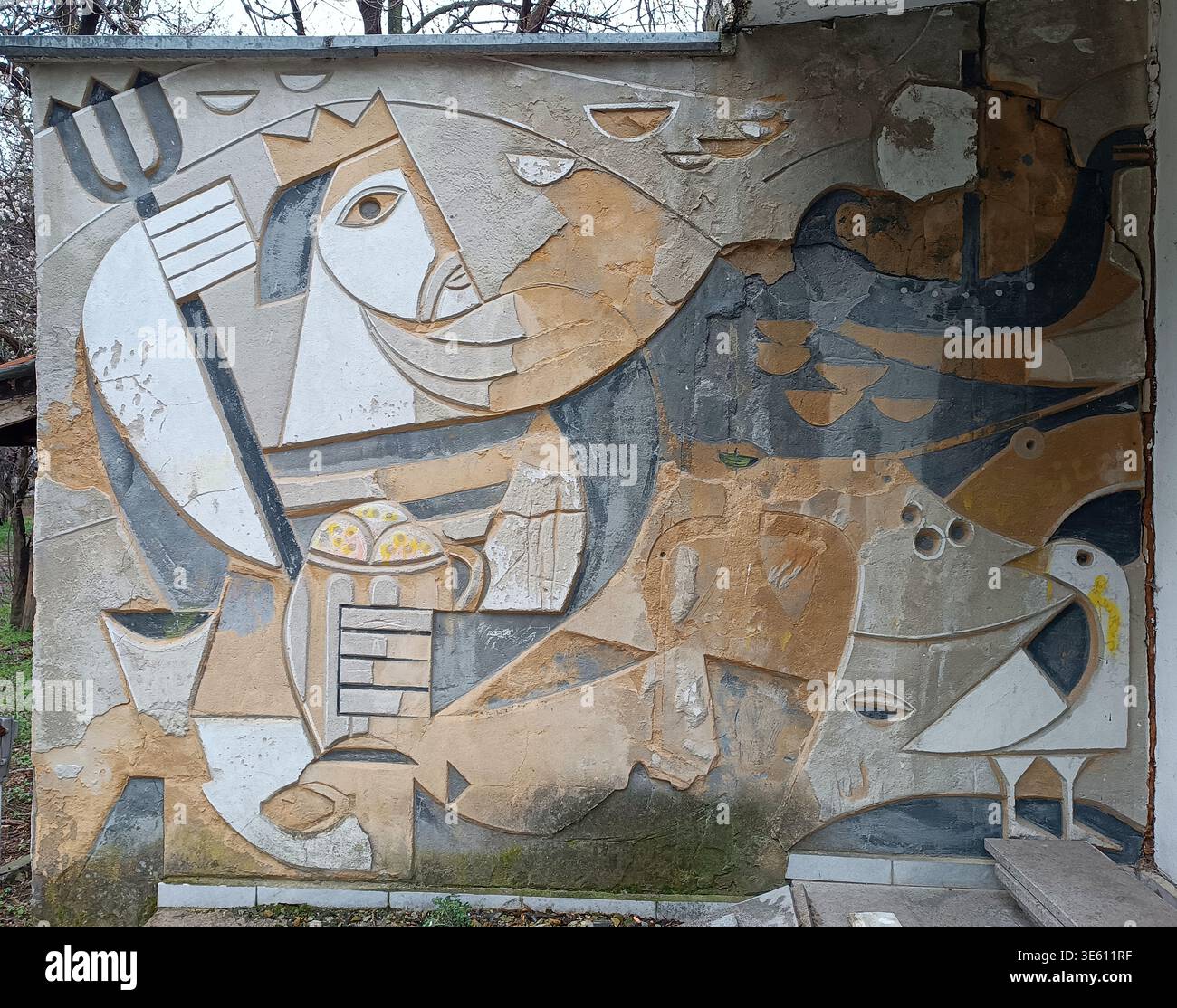 Une grande murale décorative extérieure dans un style cubiste est exposée sur un mur texturé, représentant une divinité marine stylisée avec des formes géométriques, des elemen marins Banque D'Images