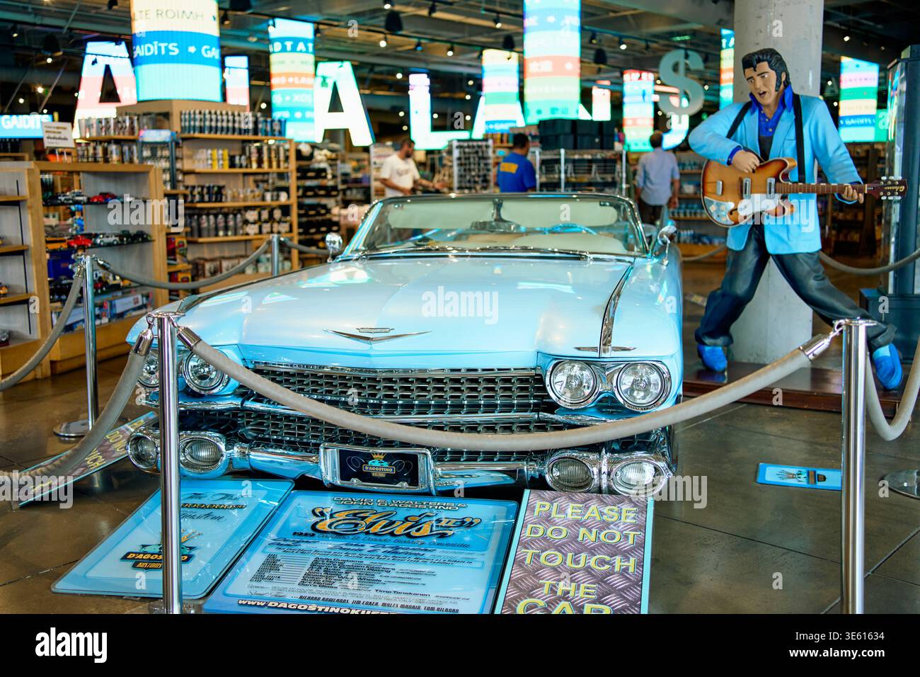 Cadillac Eldorado bleu clair vintage et la statue d'Elvis Presley dans une boutique de souvenirs d'Hollywood. Présentoir rétro Americana et concept intérieur de détail. Banque D'Images